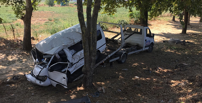Bursa'da tarım işçilerini taşıyan minibüs şarampole yuvarlandı: 7 kişi yaralandı