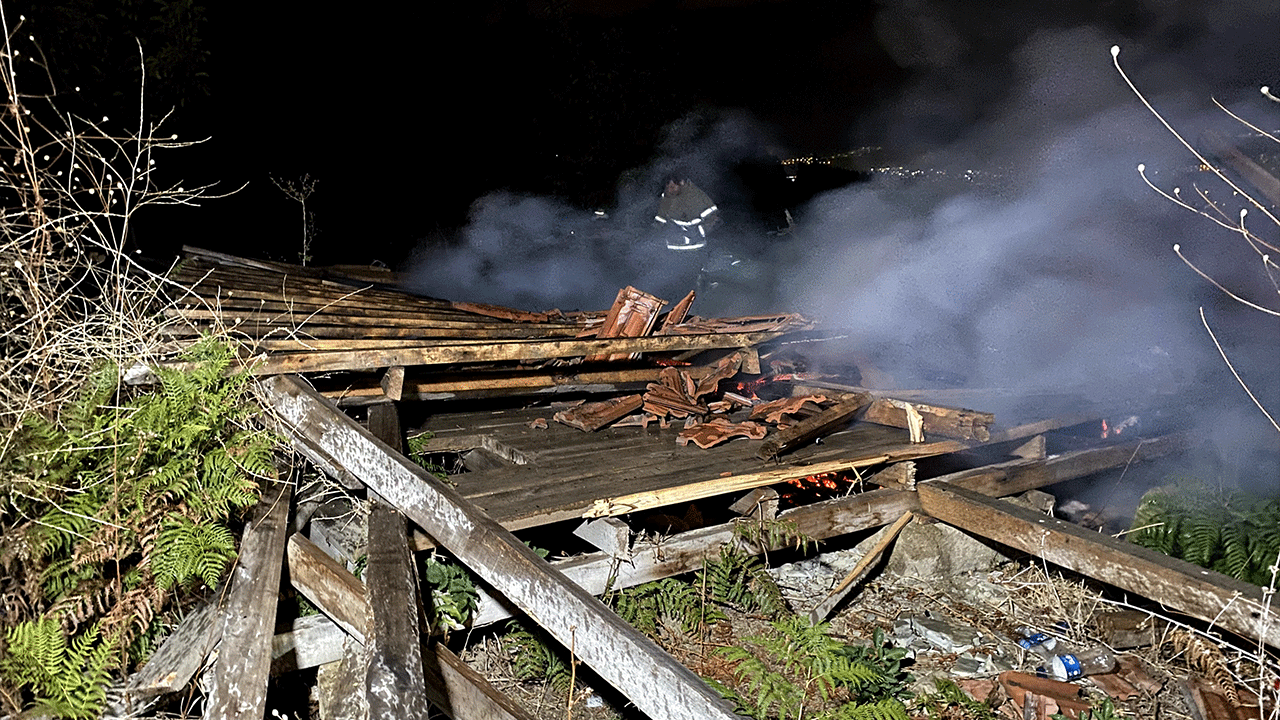 Bursa’da tarlada yangın paniği! 2 baraka küle döndü