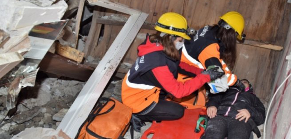 Bursa'da, tatbikat için yıkılan binada arama kurtarma çalışması gerçekleştirildi