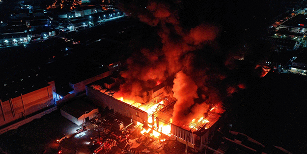 Bursa'da tekstil fabrikası cayır cayır yandı