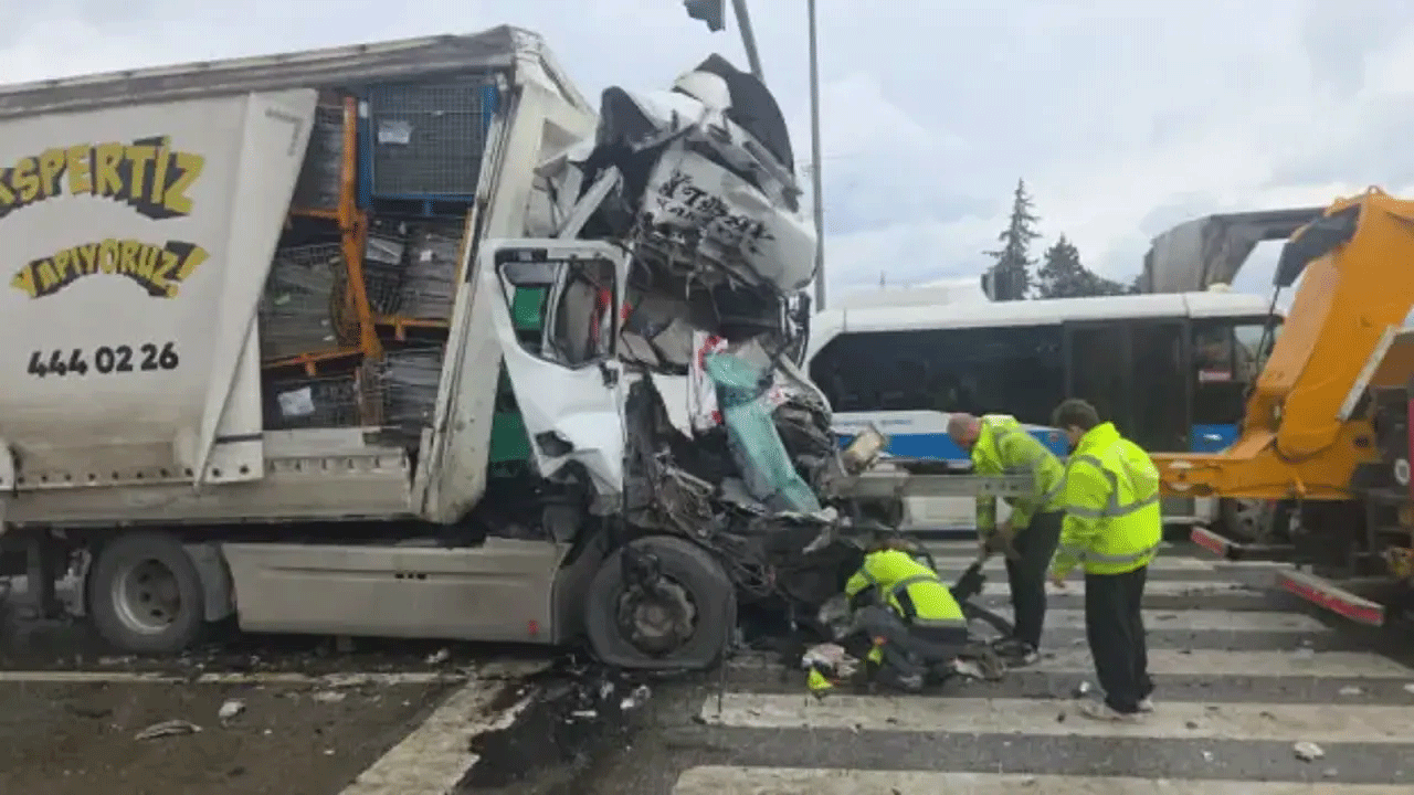 Bursa'da tır tankere çarptı! Sürücü feci şekilde can verdi!