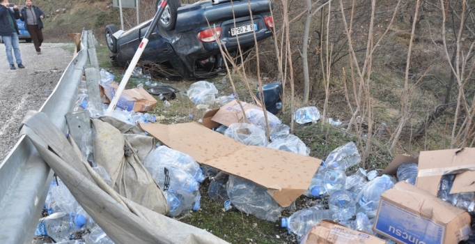 Bursa'da TIR'ın açılan brandası, otomobilin tekerleğine sıkıştı: 4 yaralı