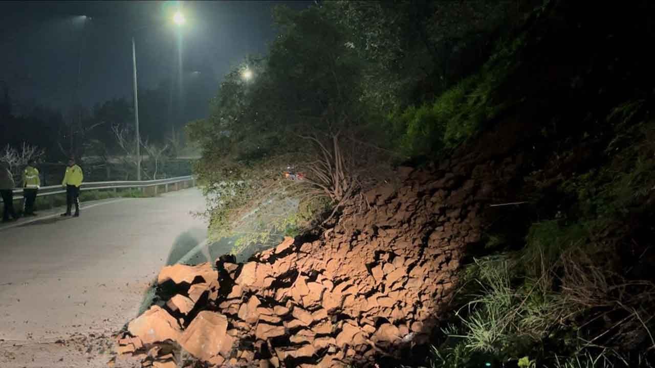 Bursa'da toprak kayması dehşeti! Dev kayalar yola savruldu, sürücü ölümden döndü