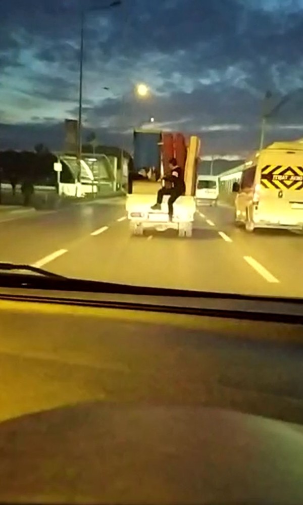 Bursa’da trafikteki tehlikeli yolculuk vatandaşları korkuttu 