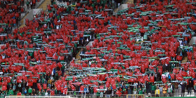 Bursa'da tribünler kırmızı-beyaz
