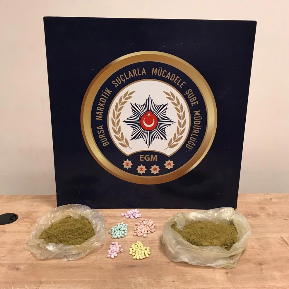 Bursa’da uyuşturucu satıcısı kadından 800 gram toz esrar çıktı 