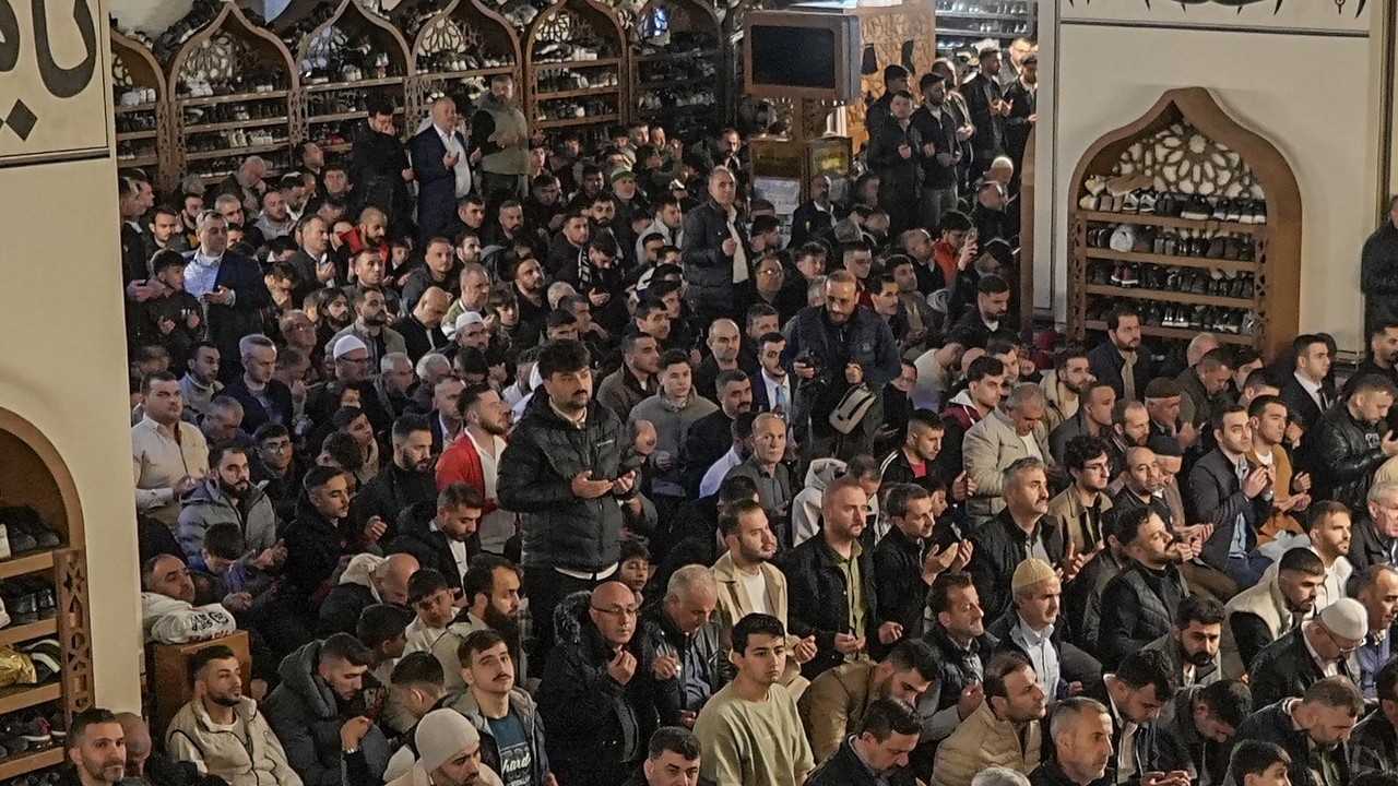 Bursa’da vatandaşlar bayram namazı için tarihi camileri doldurdu