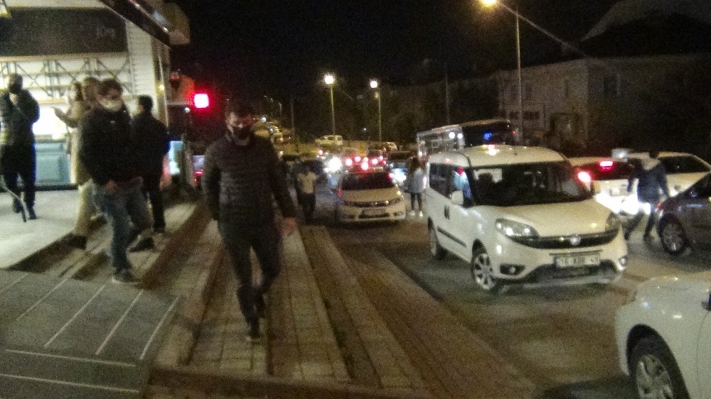 Bursa’da vatandaşlar fırın ve marketlere akın etti 