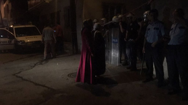 Bursa'da vurulan iki kadından biri öldü, mahalle karıştı
