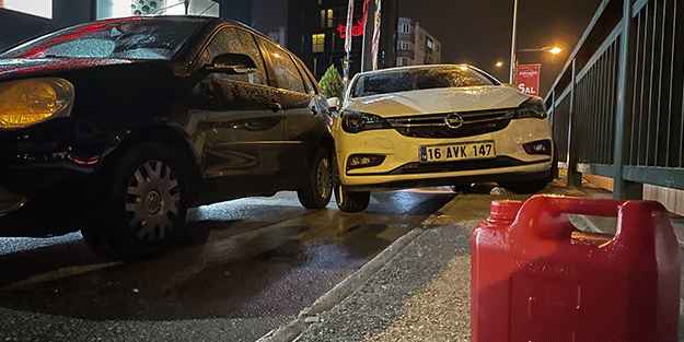 Yakıtı biten aracın sürücüsüne yardım eden kişiye otomobil çarptı