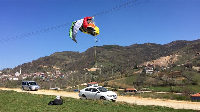 Bursa'da yamaç paraşütü yüksek gerilim hattına takıldı