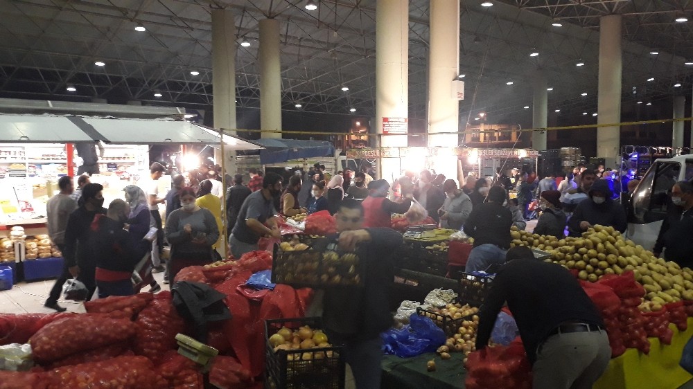 Bursa’da yarın açılacak pazara vatandaşlar gece akın etti 