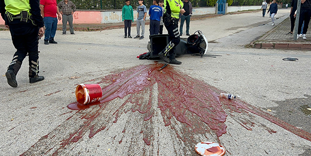 Bursa'da yaşanan kazada ketçaplar yola saçıldı