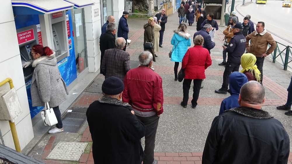 Bursa’da yaşlılar banka kuyruklarında 