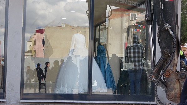 Bursa'da yıkım çalışmaları sürüyor | Yıkımı engellemek için bakın ne yaptılar!