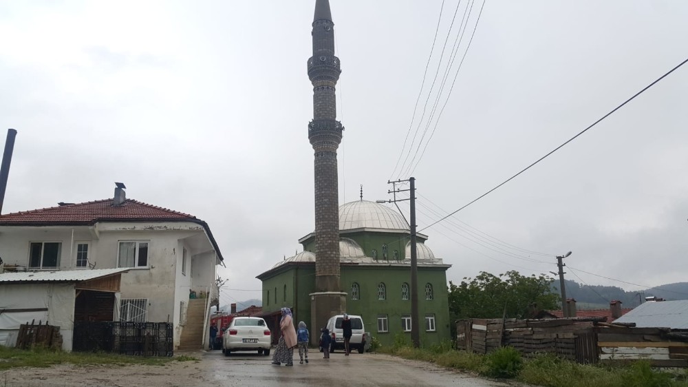 Bursa’da yıldırım düşen camide yangın çıktı 