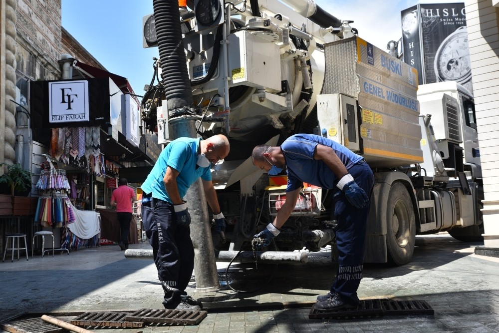 Bursa’da yoğun yağışın ardından tarihi Kapalıçarşı’ya Büyükşehir müdahalesi 