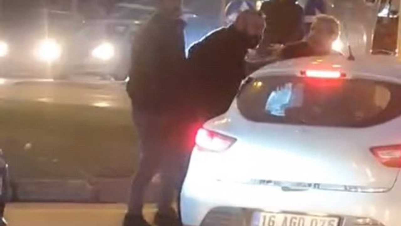 Bursa'da yol verme kavgası kameralara yansıdı