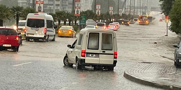 Bursa'da yollar göle döndü