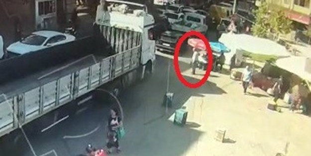 Bursa'da yürek yakan olay! TIR altında kalan babalarını görünce yıkıldılar