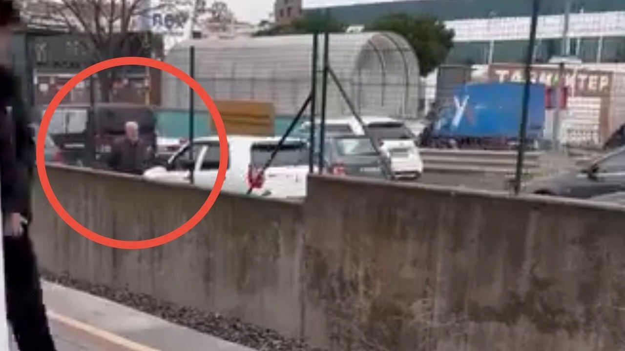 Bursa’da yürekleri ağıza getiren anlar! Yoğun trafikte tehlikeli yürüyüş