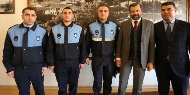 Bursa’da zabıtalar, küçük kızı yangından kurtardı