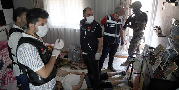 Kentte zehir tacirlerine bin polisle şafak operasyonu! Kapılar açılmadı koçbaşı devreye girdi