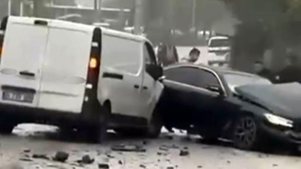 Bursa’da zincirleme kaza! Yağmur yolu kayganlaştırdı, 5 araç birbirine girdi