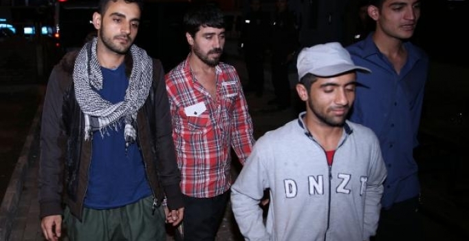 Bursa'da kamyonet kasasında 20 göçmen yakalandı