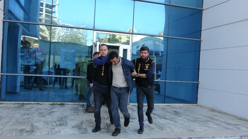 Bursa’daki banka soygun anı kamerada...Zanlı nefes kesen takip ve polisin müthiş operasyonuyla yakalandı 