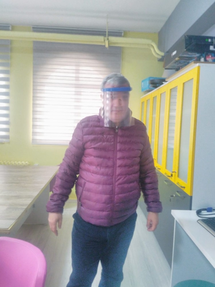 Bursa’daki Bilim ve Sanat Merkezleri de ’korona’ya karşı yüz koruyucu siper üretmeye başladı 