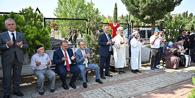 Bursa'daki şehitliklerde duygusal anma