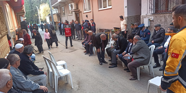 Bursalı şehidin evine Türk bayrağı asıldı!