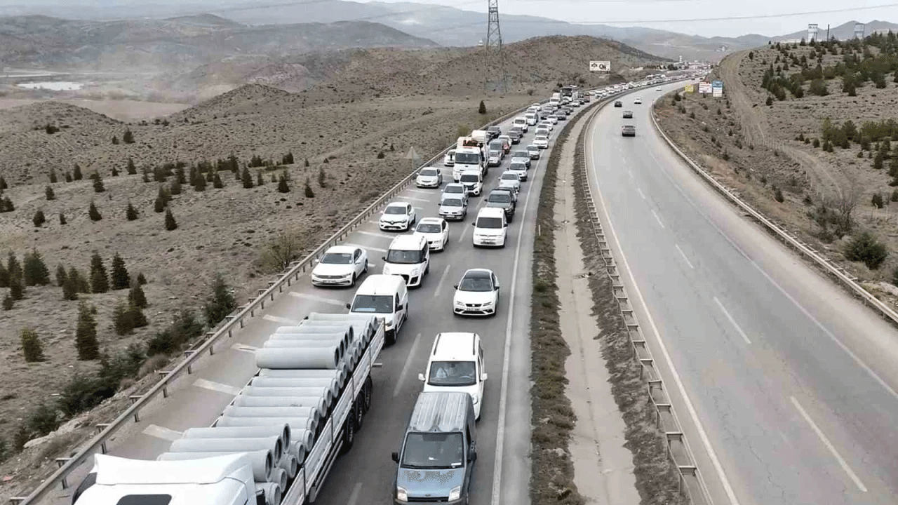 Bursalılar bayram tatili için yollara düştü! Kilometrelerce kuyruk oluştu