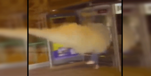 Travestiye yangın tüpüyle müdahale!