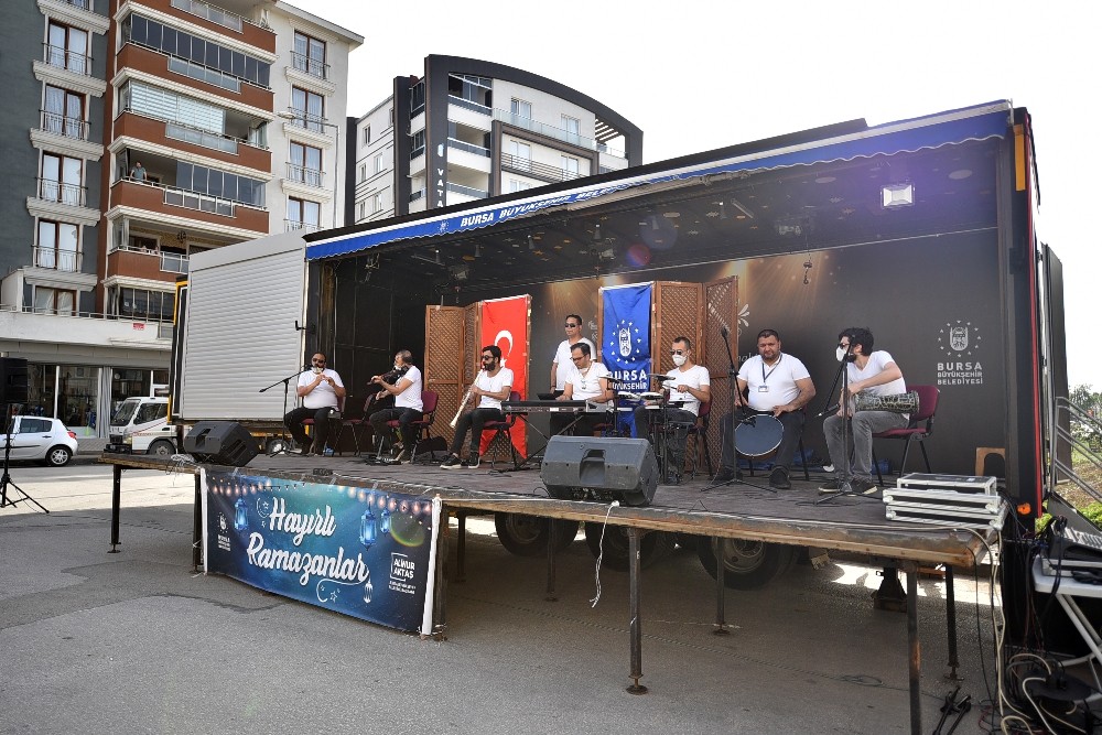 Bursalılar ‘gezici sahne’ ile moral depoluyor 