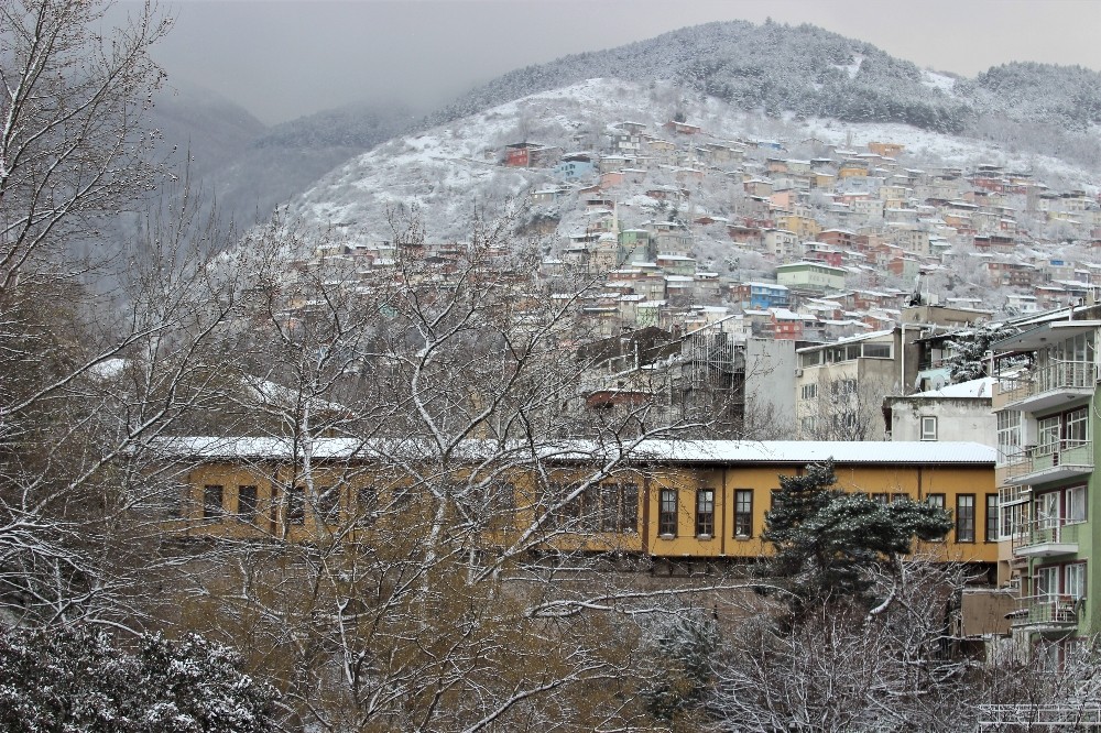 Bursalılar güne karla uyandı 