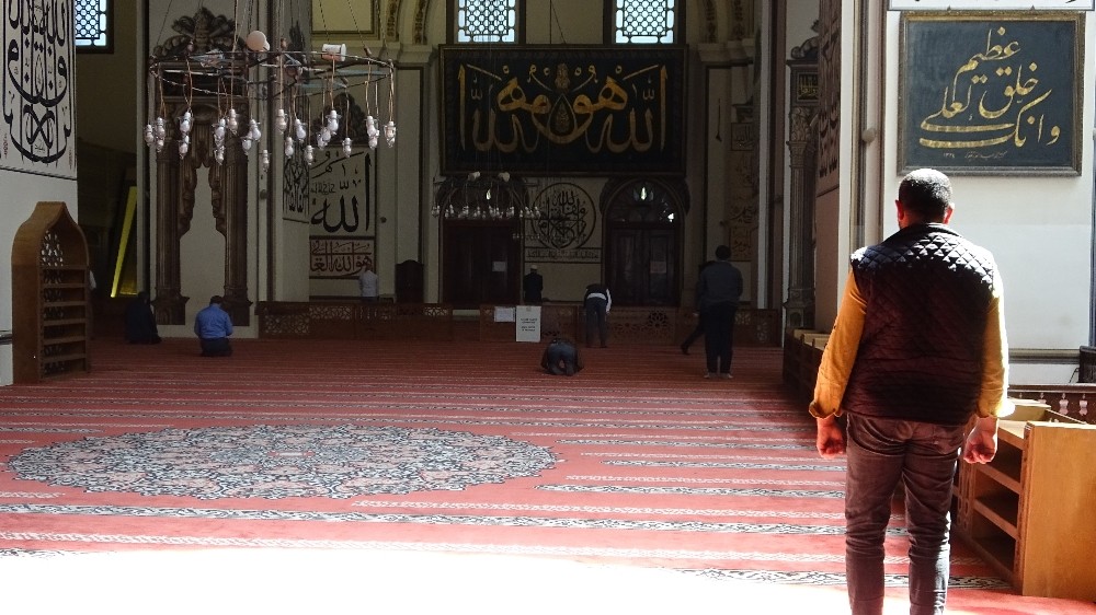 Bursalılar namazlarını Ulucami’de kılıyor 