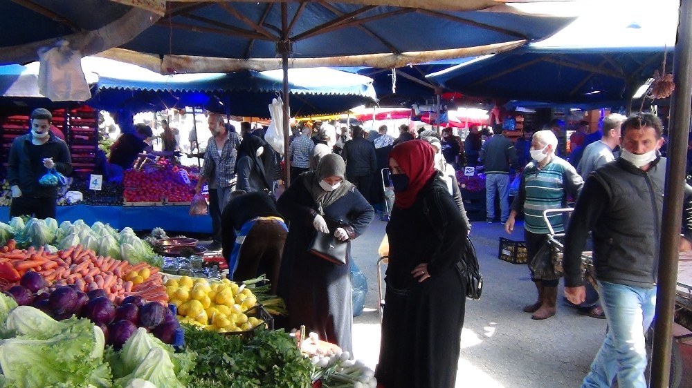 Bursalılar pazarlara akın ettiler 