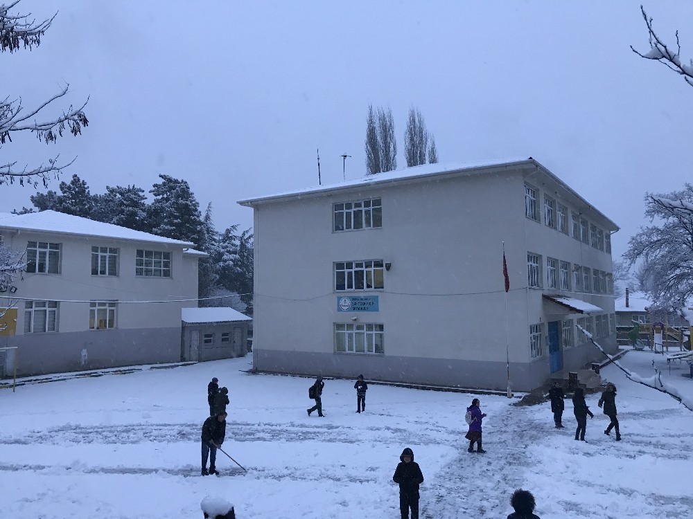 Bursa’nın Büyükorhan ilçesine yılın ilk karı düştü 