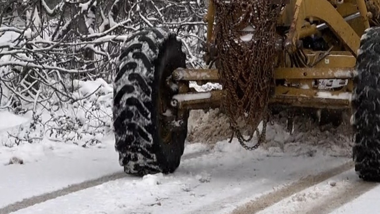 Bursa’nın Gemlik ilçesinde karla mücadele sürüyor