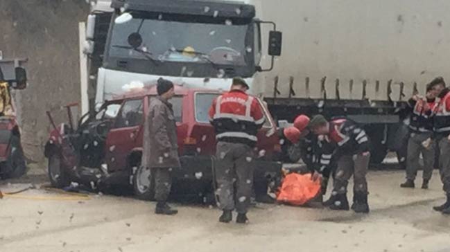 Bursa'nın Osmangazi İlçesi'nde oromobil TIR'la çarpıştı: 2 ölü