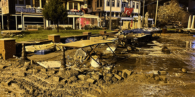 Bursa'nın turistik bölgelerinden Tirilye'de sağanak nedeniyle araçlar sürüklendi, iş yerlerini su bastı