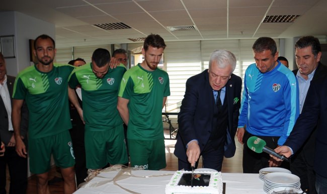Bursaspor Başkanı Ali Ay’a doğum günü pastası