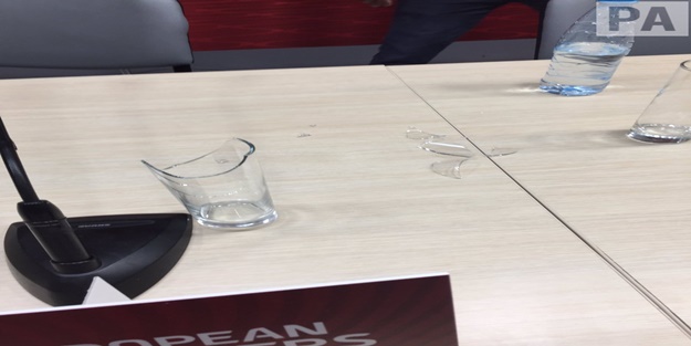 Bursaspor sorusu sorulunca masadaki bardağı kırdı