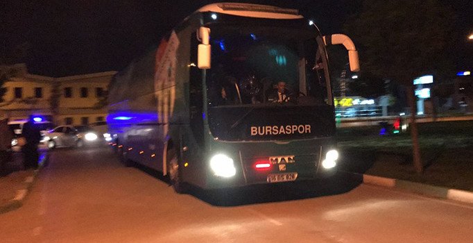 Bursaspor takım otobüsüne taşlı saldırı