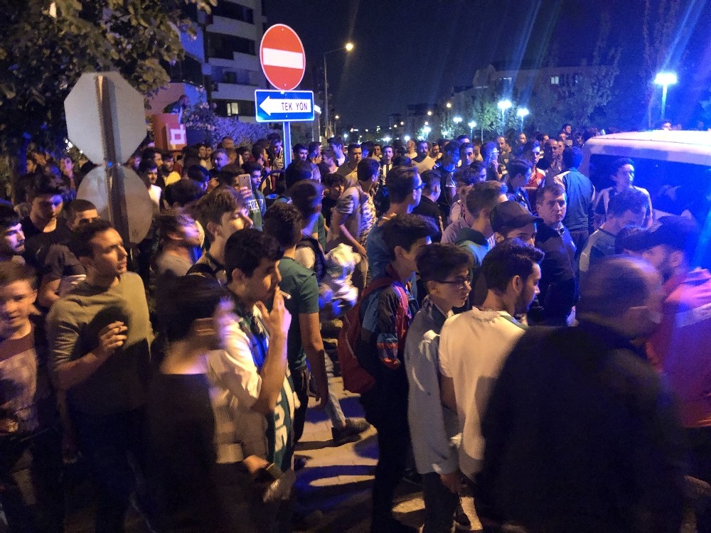Bursaspor taraftarı kulüp tesisleri önünde toplanmaya başladı 