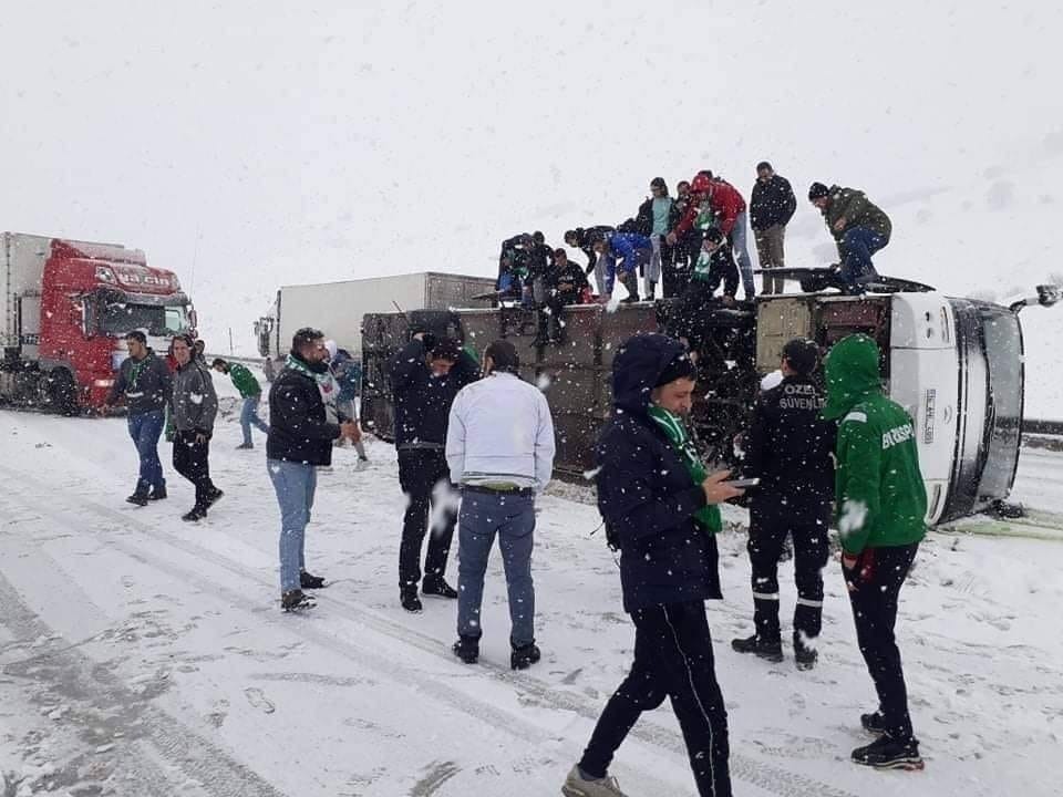 Bursaspor taraftarını taşıyan otobüs devrildi: 2 yaralı 