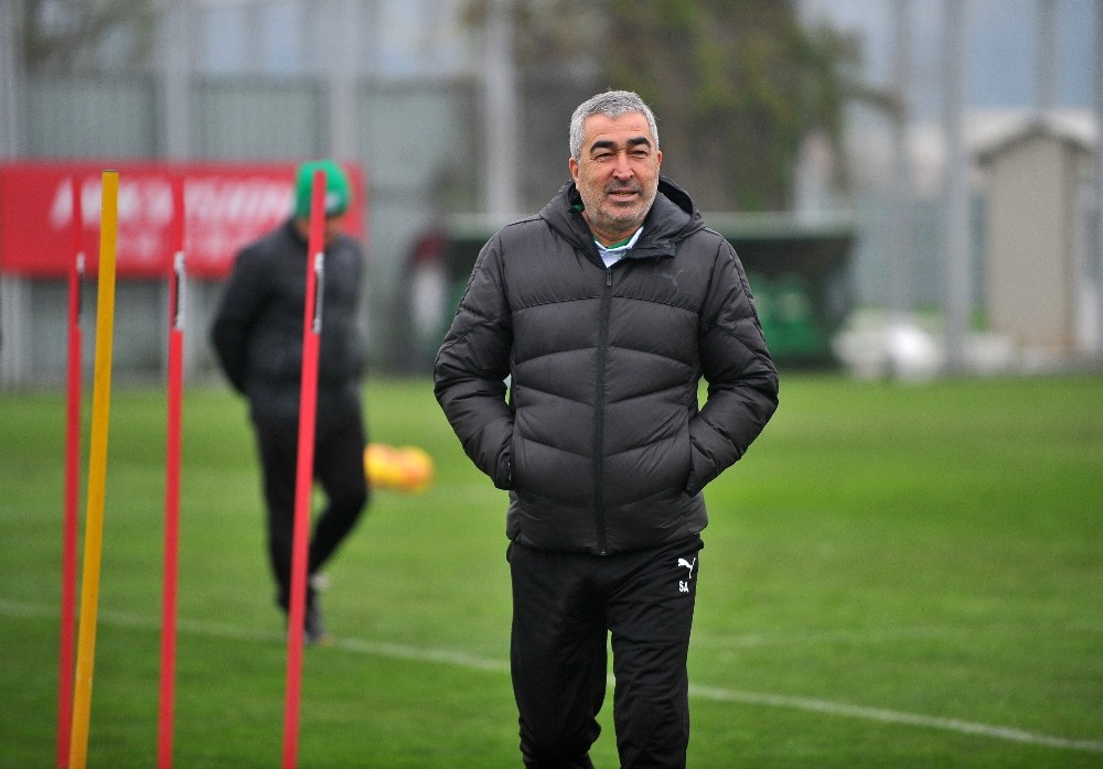 Bursaspor, Teknik Direktör Samet Aybaba ile yollarını ayırdı. 