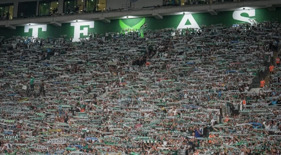 Bursaspor tribünlerinden 'Cendere' gösterisi: Sezonun ilk maçında statta muhteşem atmosfer